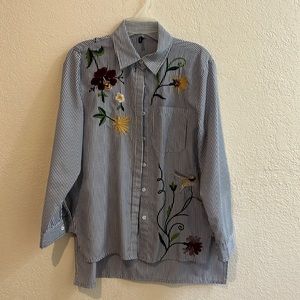 Button blouse with long sleeves and flower embroidery